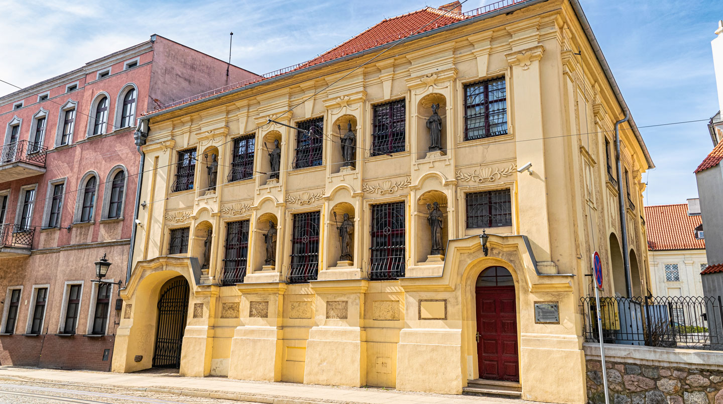 Façade de maison ancienne française présentant des ouvertures cintrées aux dimensions non-standard nécessitant des menuiseries sur mesure